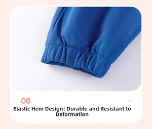 Detailaufnahme der Ärmelbündchen des marineblauen Baumwoll-T-Shirts für Jungen
