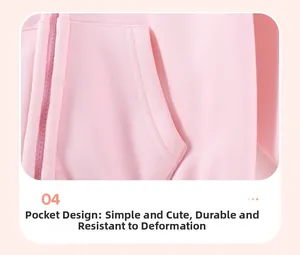 Détail du sweat à capuche rose bébé montrant la poche kangourou et les coutures