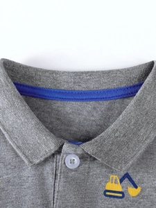 Polo en maille de coton gris pour garçon avec motif pelleteuse et bande de col bleue