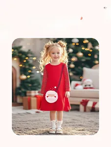 Dettaglio dell'abito natalizio per bambina con maniche a righe bianche e borsa Babbo Natale