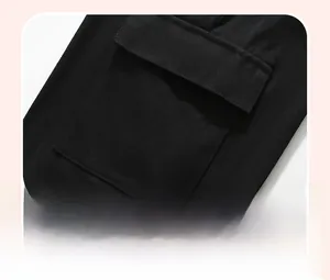 Vue détaillée de la poche latérale fonctionnelle sur le pantalon cargo noir fille