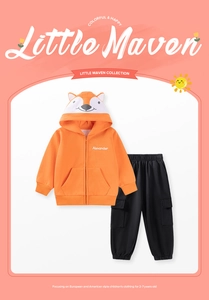 Détail d'un sweat à capuche renard orange avec oreilles 3D et pantalon cargo assorti