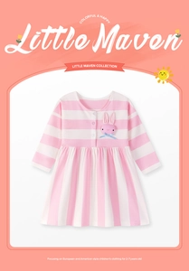 Detail von rosa gestreiftem Mädchenkleid mit süßer Hasen-Applikation und Knopfleiste