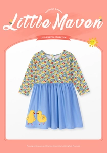 Détail d'une robe patchwork pour filles avec broderie poussin jaune sur jupe bleue
