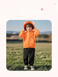 Détail de la veste à capuche orange pour garçons avec oreilles d'animaux et pantalon cargo
