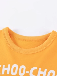 Nahaufnahme des orangefarbenen langärmeligen Baumwoll-T-Shirts für Jungen mit Choo-Choo-Print