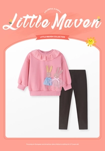 Détail d'un sweat en polaire rose avec col à volants et applique de lapin pour filles
