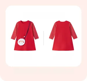 Vista fronte e retro dell'abito natalizio rosso da bambina con borsa Babbo Natale e righe