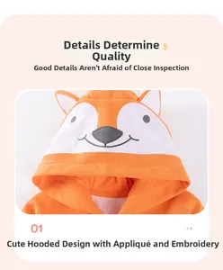Détail de la capuche renard avec broderie sur un sweat à capuche orange pour enfant