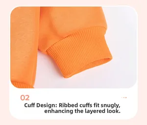 Gros plan des poignets côtelés orange vif d'un sweat à capuche pour un ajustement idéal