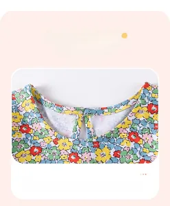 Détail de l'encolure de robe en coton à fleurs avec couture à aiguille unique et tissu doux