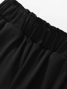 Gros plan sur la taille élastique d'un pantalon enfant noir doublé polaire