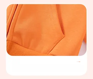 Détail du sweat à capuche orange pour garçon avec poches latérales et ourlet côtelé