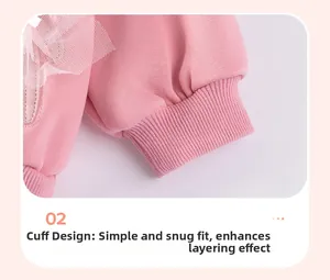 Détail de manche en polaire rose avec poignet côtelé et dentelle pour filles