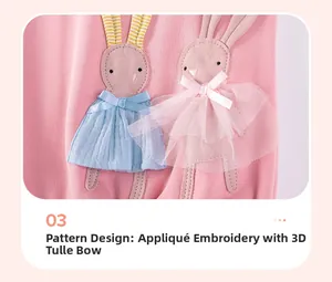Détail du haut rose pour fille avec appliqué lapin, jupe en maille 3D et nœud