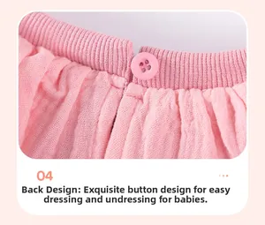 Détail du dos de l'ensemble bébé rose avec bouton de fermeture et texture douce en coton