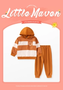 Détail d'un ensemble sweat à capuche rayé orange pour garçons avec poche à motif sourire