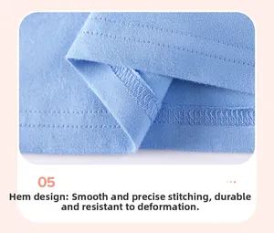 Détail de la couture à double aiguille sur l'ourlet de la robe en coton bleu clair