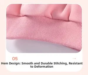 Détail de l'ourlet du sweat rose avec tricot côtelé et coutures lisses pour la durabilité