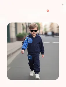 Détail d'un survêtement bleu marine pour garçon avec motifs dinosaures et sweat à capuche