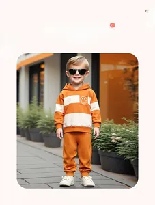 Vue de rue d'un ensemble sweat à capuche et pantalon à rayures orange et blanches garçon