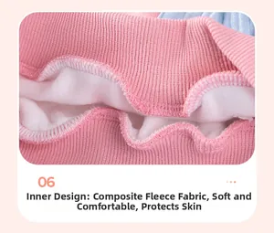 Détail de la doublure polaire pour filles sur tricot rose montrant le tissu chaud