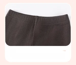 Détail de la taille élastique large sur un pantalon en maille côtelée pour fille