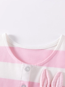 Gestreiftes Mädchenkleid in Rosa und Weiß mit süßen Hasenohren und Knöpfen aus Baumwolle