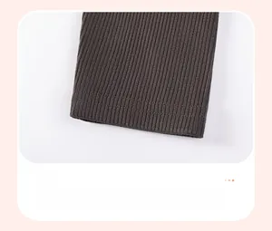 Détail de l'ourlet à double couture sur le pantalon en polaire côtelé pour fille