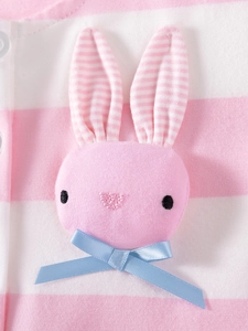 Süßes rosa-weiß gestreiftes Mädchenkleid mit 3D-Hasen-Applikation und blauer Schleife