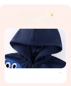 Détail du sweat à capuche bleu marine pour enfant avec broderie et col zippé