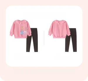Vue détaillée avant et arrière d'un ensemble fille avec sweat à volants et legging noir