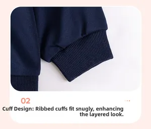 Détail des poignets en maille côtelée bleu marine sur sweat à capuche pour garçons