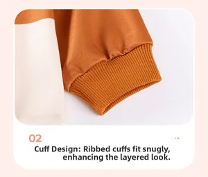 Gros plan des poignets côtelés du sweat à capuche pour enfant orange et beige