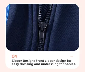 Détail de la fermeture éclair noire sur cet ensemble de jogging bleu marine pour garçons