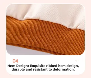Détail de l'ourlet en maille côtelée sur ce sweat-shirt pour garçon crème et orange