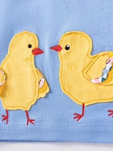 Robe en coton bleu pour fille avec broderie de poussins jaunes et détails floraux