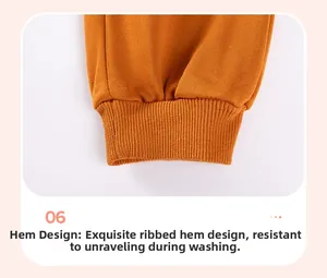 Détail du bord-côte moutarde d'un pantalon pour enfant avec coutures résistantes