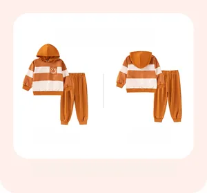 Vue avant et arrière d'un ensemble sweat à capuche et jogging pour garçons orange caramel