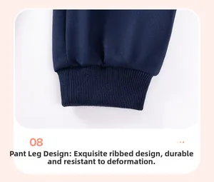 Détail macro des poignets côtelés sur le pantalon tricoté bleu marine pour garçons