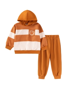 Ensemble deux pièces pour garçon avec sweat à capuche rayé caramel et pantalon en coton