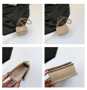 Dettagli della mini borsa trapuntata con catena, cuciture e chiusura in metallo dorato