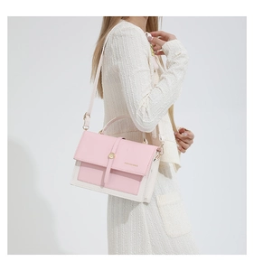 Modische kleine quadratische Tasche aus Leder in Pink und Weiß mit Schultergurt