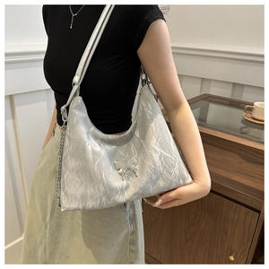 Borsa hobo argento stropicciata con fibbia a farfalla 3D metallica e catena decorativa