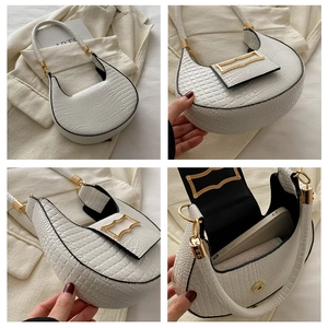 Vue détaillée du sac demi-lune blanc gaufré croco avec texture et espace intérieur