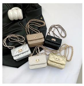 Detail von fünf Mini-Stepptaschen mit Kette in Silber, Beige, Schwarz, Weiß und Gold