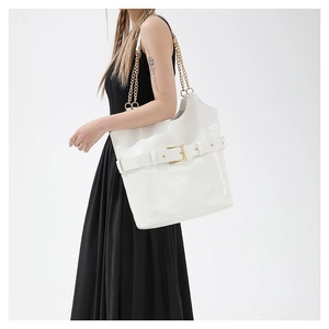 Bolso tote de cuero blanco con hebilla dorada y correa de cadena mostrado en modelo