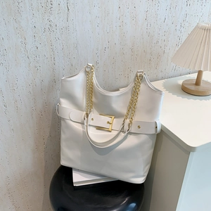 Bolso tote blanco de cuero con hebilla dorada y correa de cadena elegante