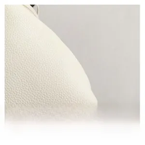 Gros plan sur la texture du cuir litchi blanc du sac à bandoulière tendance