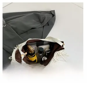 Vue détaillée du compartiment intérieur spacieux du sac à bandoulière blanc à franges